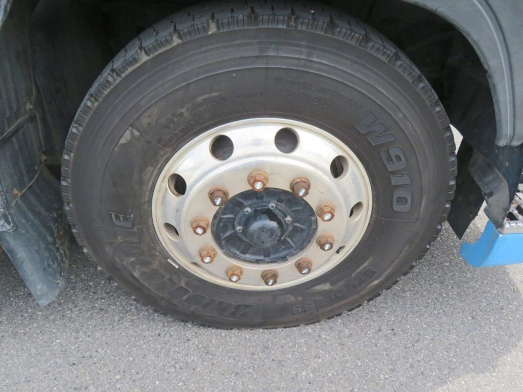 ホイールナットにサビがあります。|いすゞ ギガ QDG-EXZ52AJの写真40