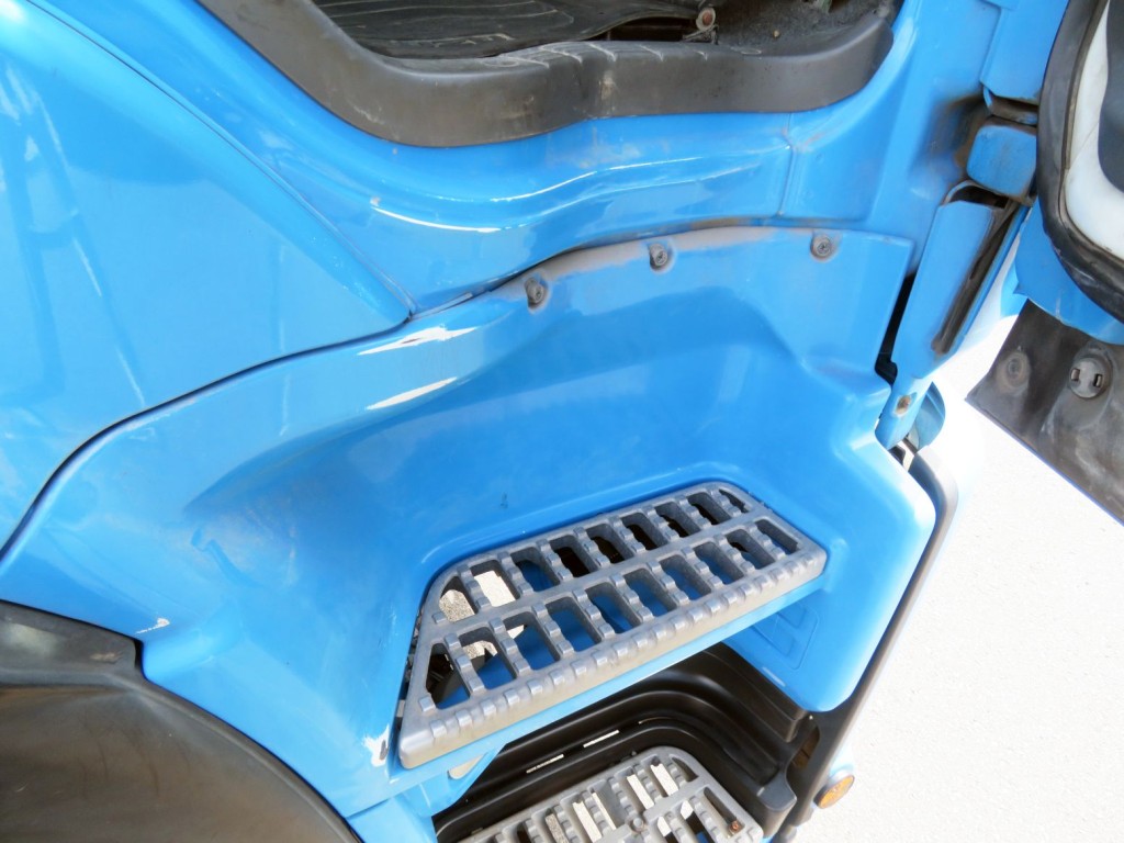 運転席側ステップにスレ・塗装の剥がれがあります。|いすゞ ギガ QDG-EXZ52AJの写真41