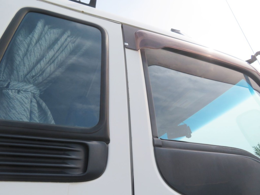 運転席側ドアに細かいキズがあります。|いすゞ ギガ QDG-EXZ52AJの写真43