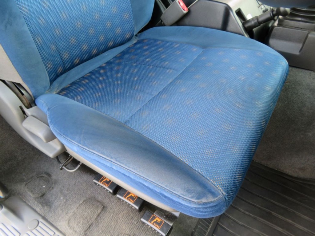 運転席座面の状態です。|いすゞ ギガ QDG-EXZ52AJの写真45