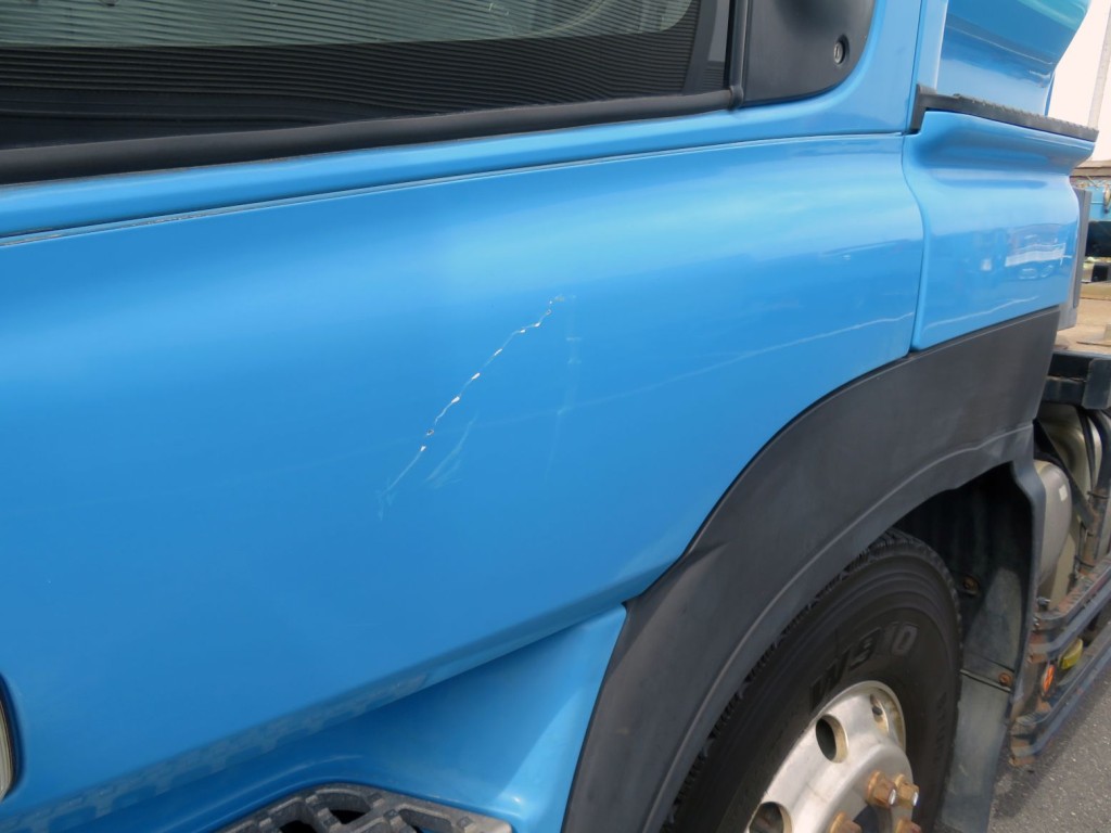 助手席側ドアにキズがあります。|いすゞ ギガ QDG-EXZ52AJの写真46