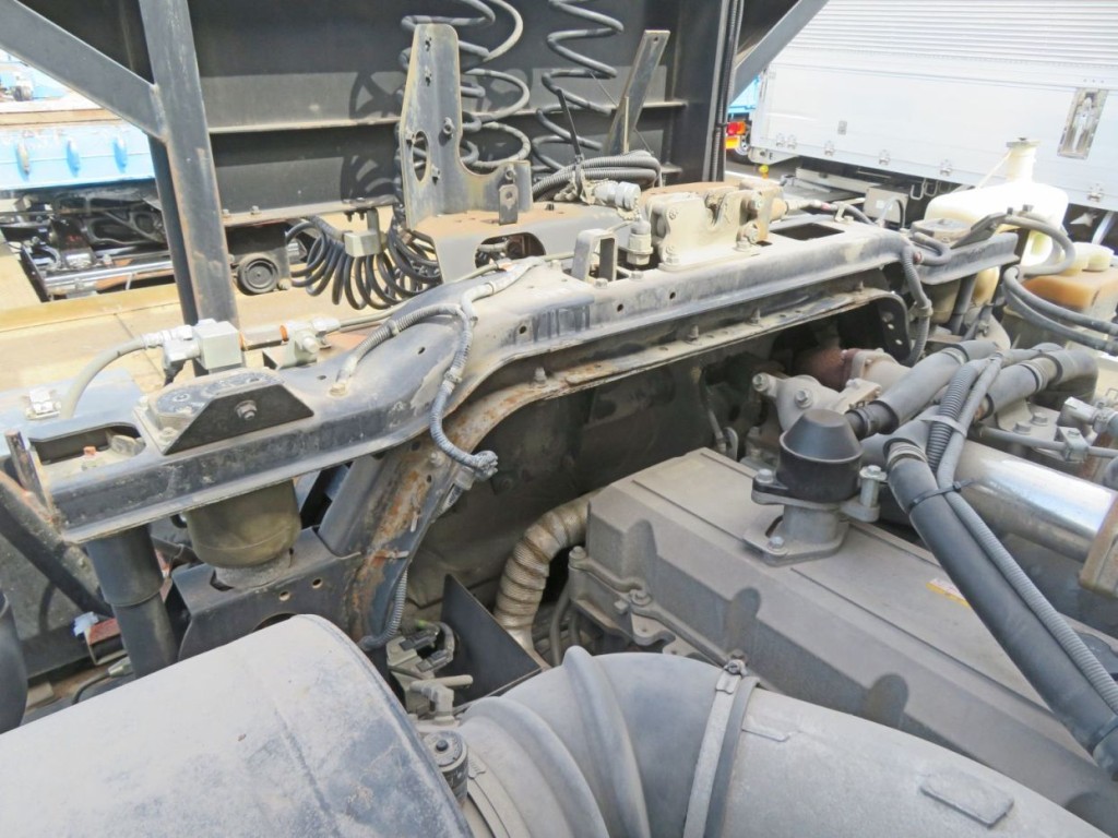 キャブマウント周りにサビがあります。|いすゞ ギガ QDG-EXZ52AJの写真48