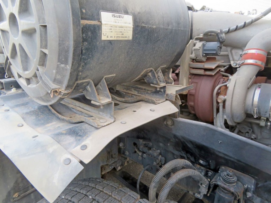 エアクリーナー周りにサビがあります。|いすゞ ギガ QDG-EXZ52AJの写真49