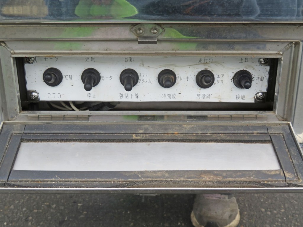 上物操作スイッチです。※トレーラの脚はこちらの操作ボタンで操作します。|花見台  HFT265Eの写真23