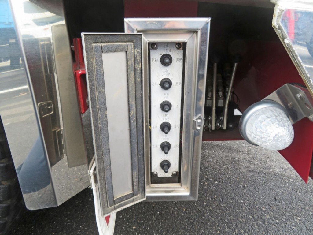 歩みの操作スイッチです。※片側の歩み操作に3個のスイッチを使います。|花見台  HFT265Eの写真26