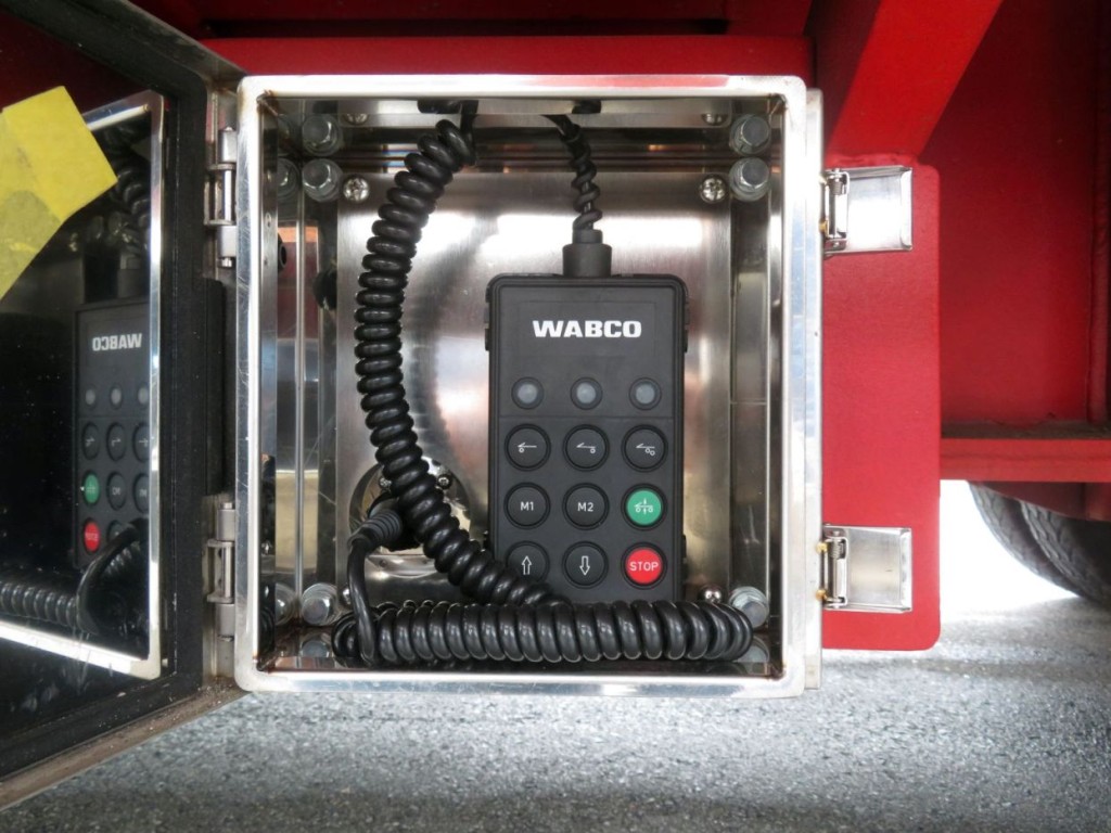 エアサスのコントローラーが助手席側中央付近に付いています。|花見台  HFT265Eの写真43