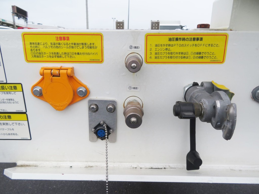 油圧配管・バックモニター・オレンジ色のコネクターがあります。|花見台  HFT265Eの写真50