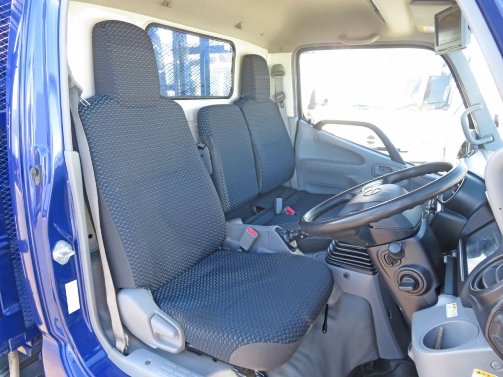 運転席座面にヘタリ・破れがあります。（乗車定員は3名です）|日野 デュトロ 2RG-XZU640M(2WD)の写真6