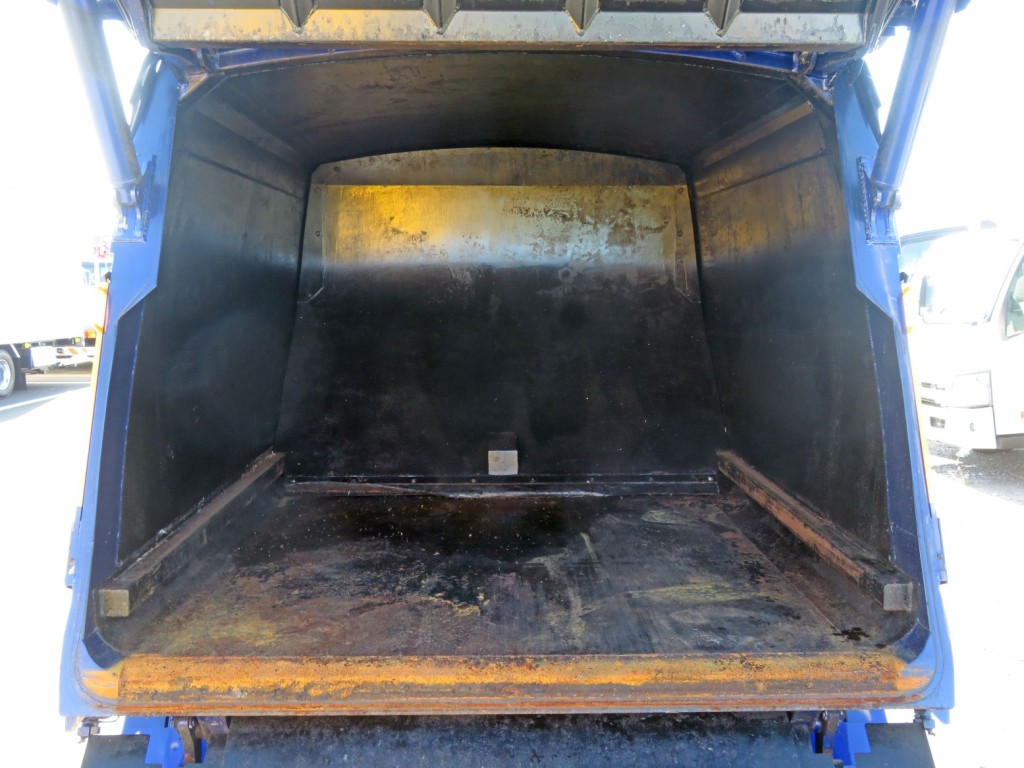 タンク内部の状態です。|日野 デュトロ 2RG-XZU640M(2WD)の写真9