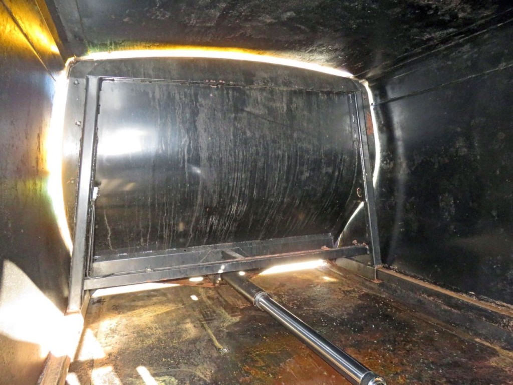 排出板裏面にサビがあります。|日野 デュトロ 2RG-XZU640M(2WD)の写真11