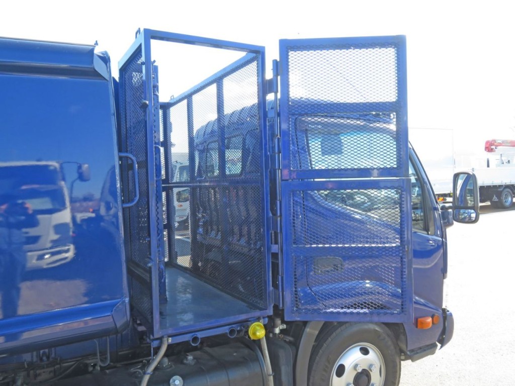 扉は上下別に開けます。|日野 デュトロ 2RG-XZU640M(2WD)の写真18