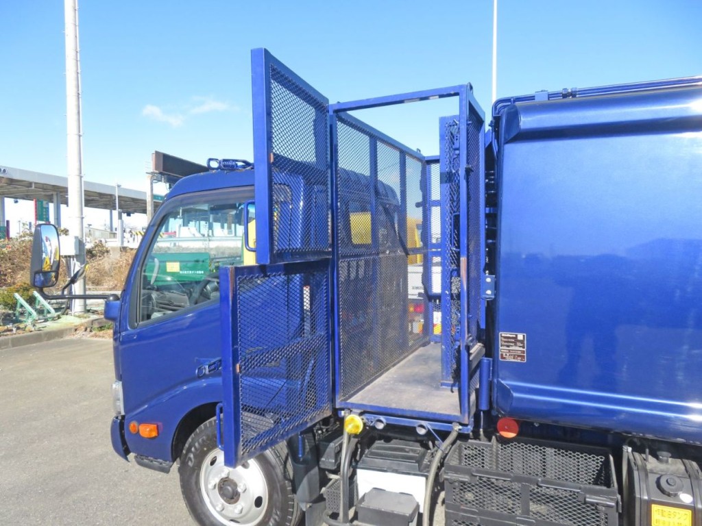 扉は上下別に開けます。|日野 デュトロ 2RG-XZU640M(2WD)の写真21