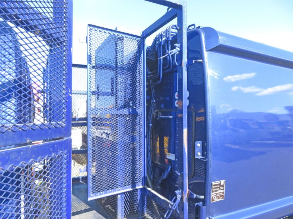 タンク内部の確認扉も付いています。|日野 デュトロ 2RG-XZU640M(2WD)の写真22