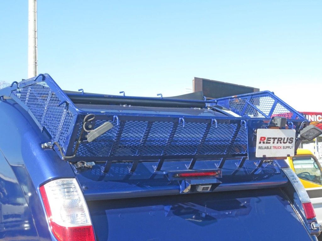 荷台後方上部に収納カゴが付いています。|日野 デュトロ 2RG-XZU640M(2WD)の写真24