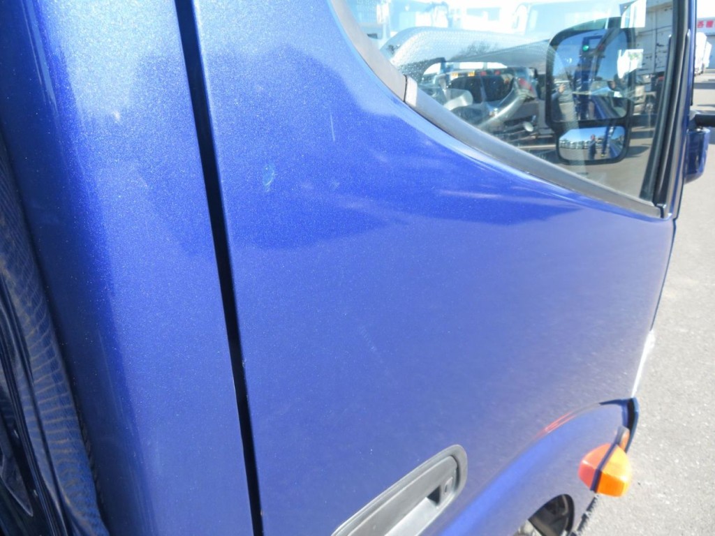 運転席側ドアに小さいキズ・線キズ・小さい塗装の剝がれ跡があります。|日野 デュトロ 2RG-XZU640M(2WD)の写真28