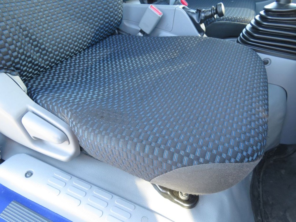 運転席座面の状態です。|日野 デュトロ 2RG-XZU640M(2WD)の写真29