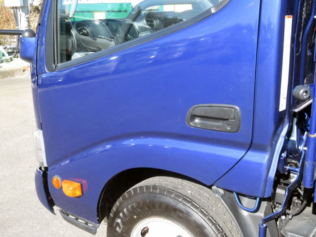 助手席側ドアに細かいキズ・薄い線キズがあります。|日野 デュトロ 2RG-XZU640M(2WD)の写真31