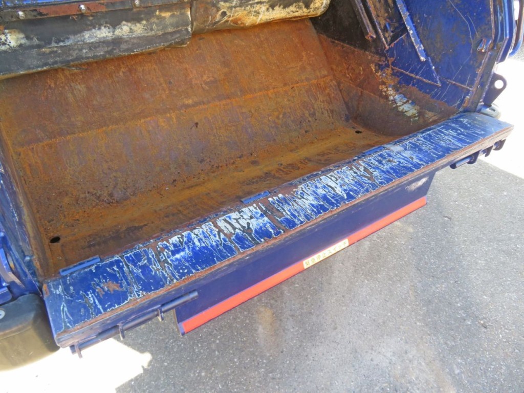 投入口周りにサビ・キズがあります。|日野 デュトロ 2RG-XZU640M(2WD)の写真35