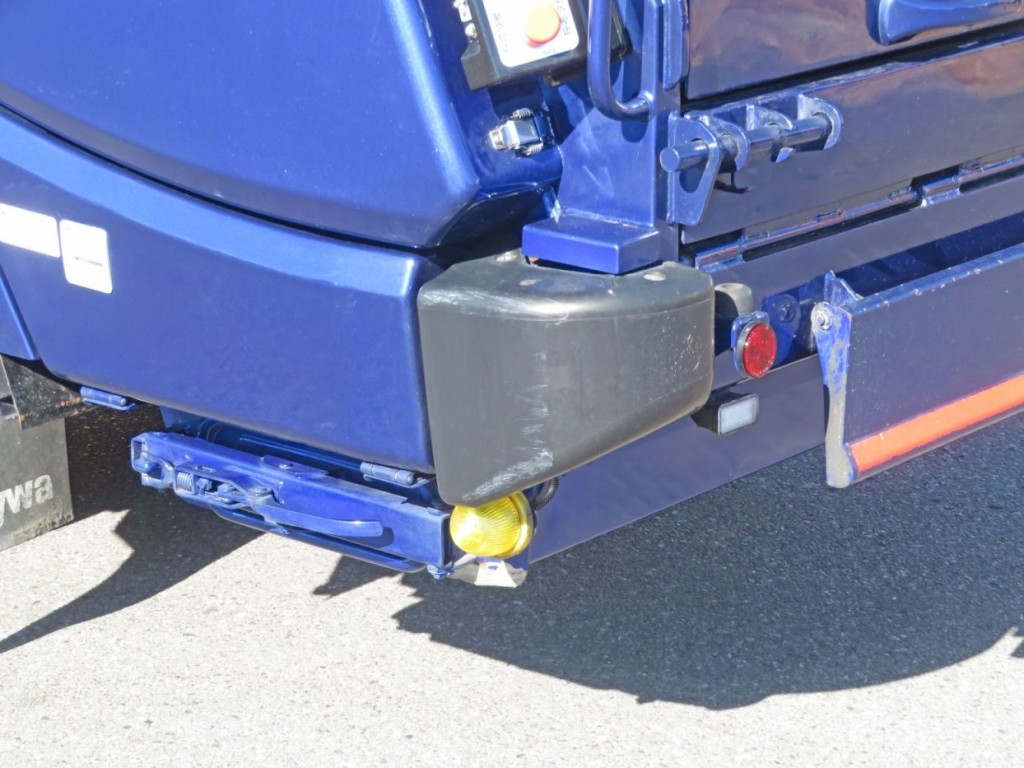 リアのコーナーカバーにスリキズがあります。|日野 デュトロ 2RG-XZU640M(2WD)の写真40