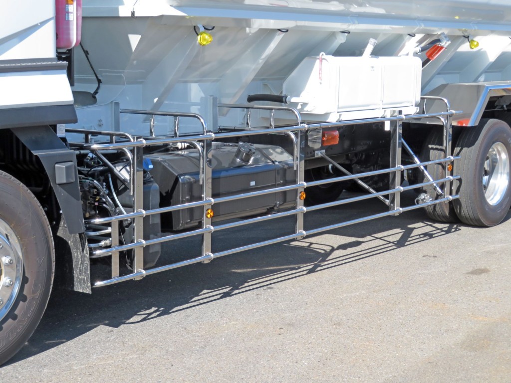 サイドバンパーはステンレス製です。|三菱 スーパーグレート 2PG-FV80HZの写真9