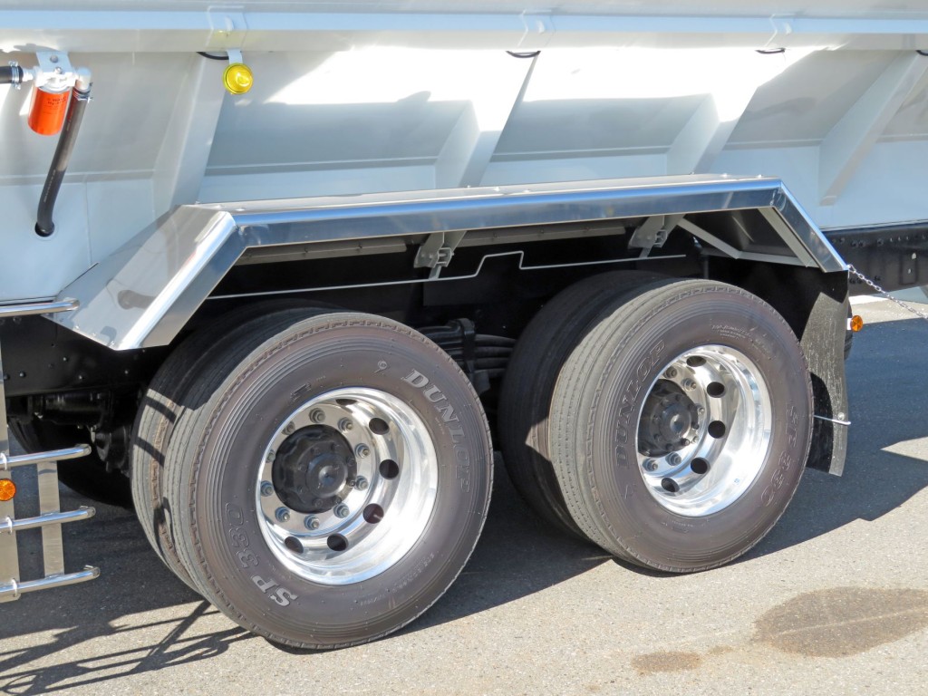 リアフェンダーはステンレス製でホイールはアルミ製です。|三菱 スーパーグレート 2PG-FV80HZの写真10