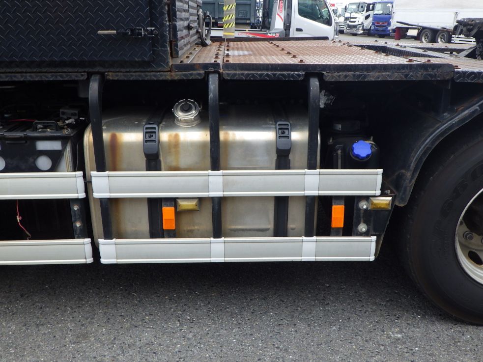 燃料タンクは３９０Lです。|日野 プロフィア QDG-SS1EKDAの写真15