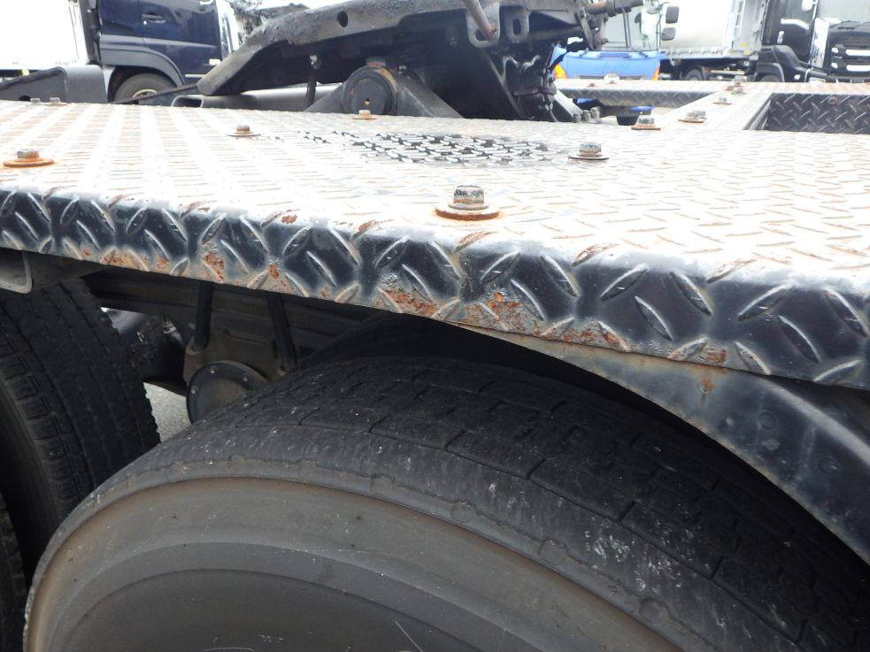 左右のリヤフェンダーにサビがあります。|日野 プロフィア QDG-SS1EKDAの写真24