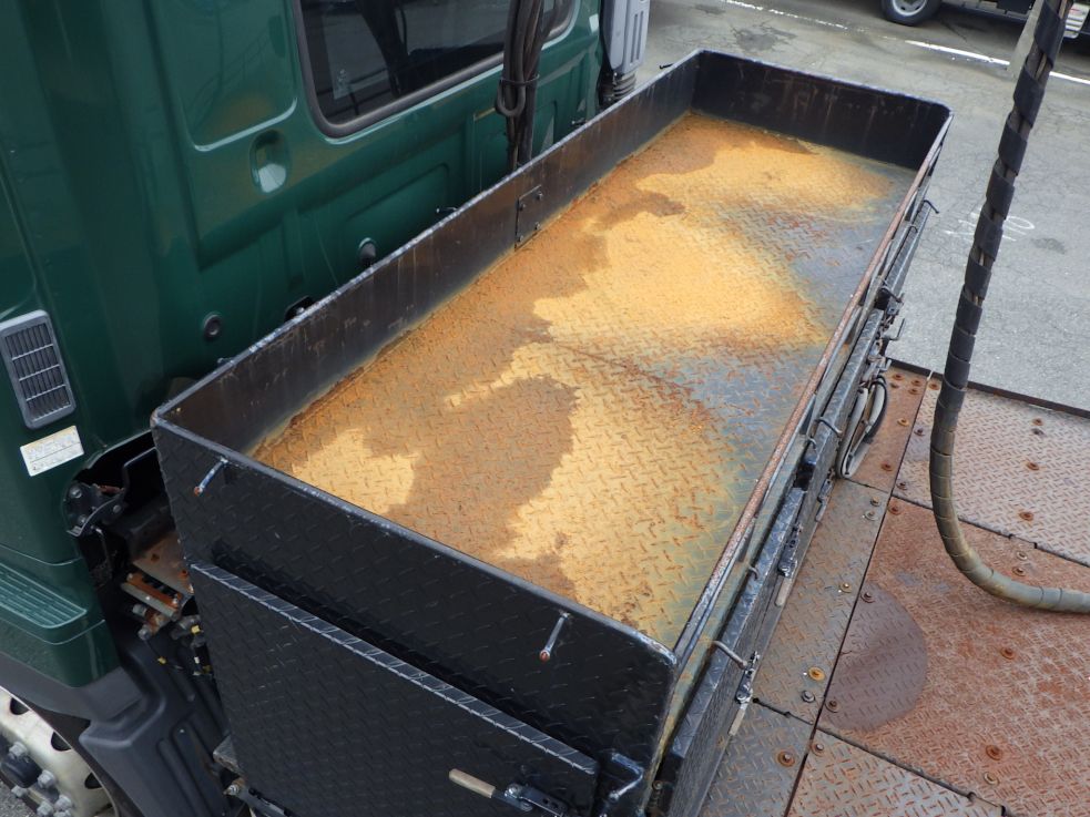 物入れにサビがあります。|日野 プロフィア QDG-SS1EKDAの写真28