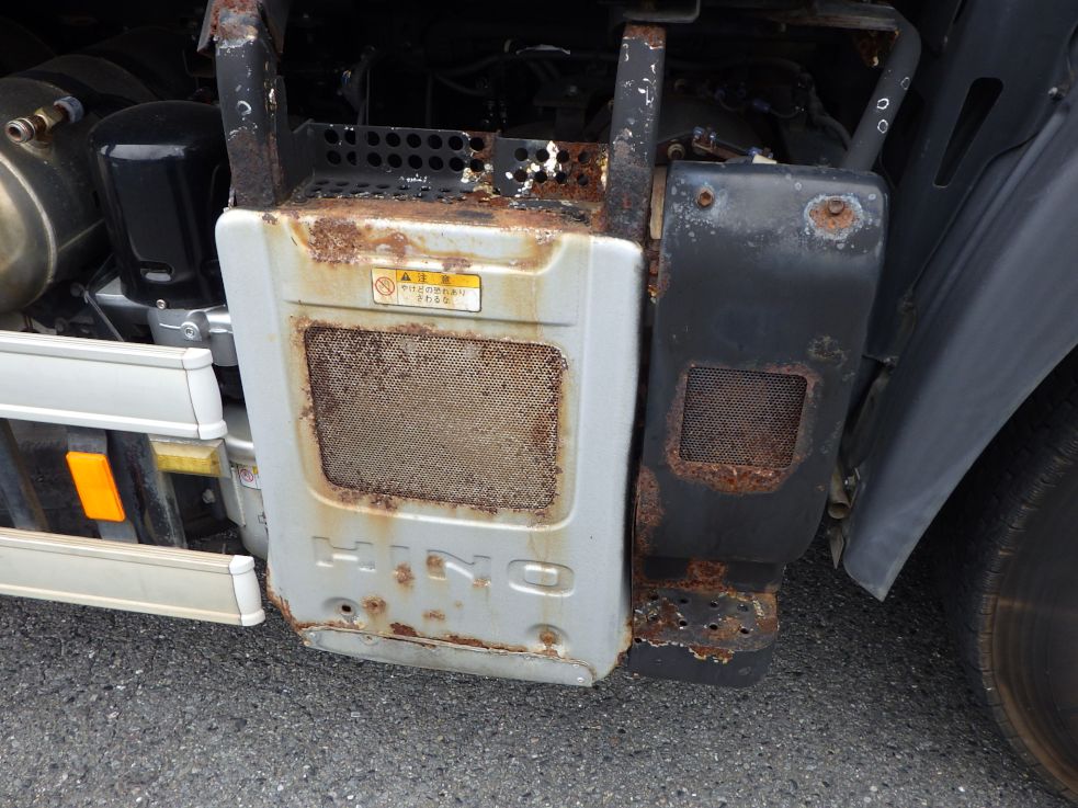 マフラーカバーに腐食・穴・溶接跡があります。|日野 プロフィア QDG-SS1EKDAの写真29