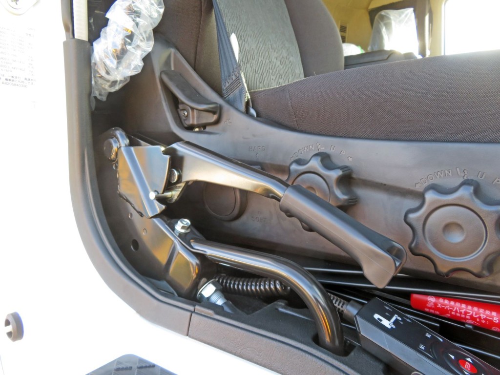 ダンプレバー付きです。|三菱 スーパーグレート 2RG-FP84VDRの写真13