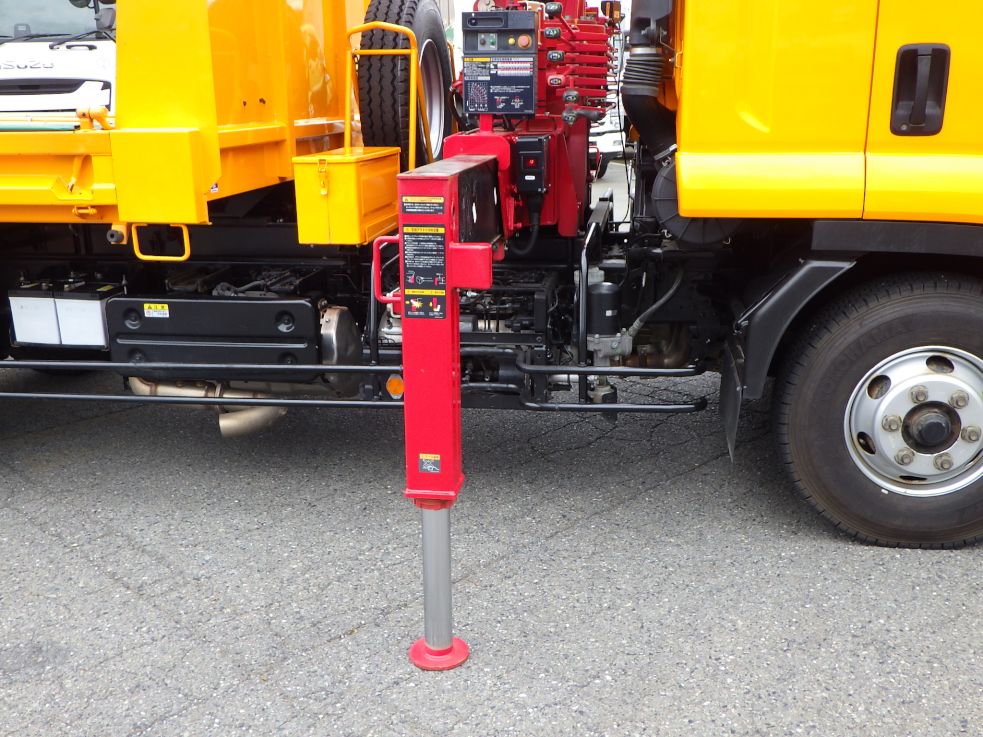 アウトリガーは差し違い式です。|いすゞ フォワード 2RG-FRR90S2(2WD)の写真14