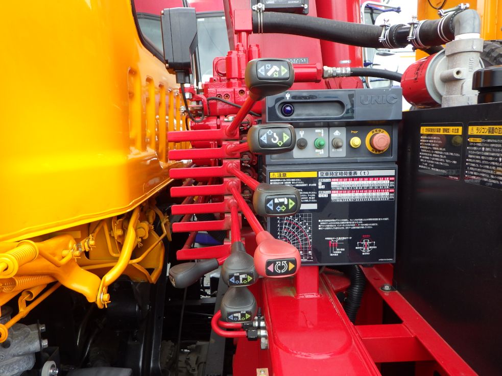 クレーンの操作レバーです。|いすゞ フォワード 2RG-FRR90S2(2WD)の写真15