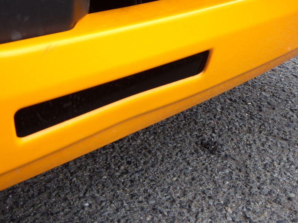 フロントバンパーの中央付近にヘコミがあります。|いすゞ フォワード 2RG-FRR90S2(2WD)の写真27