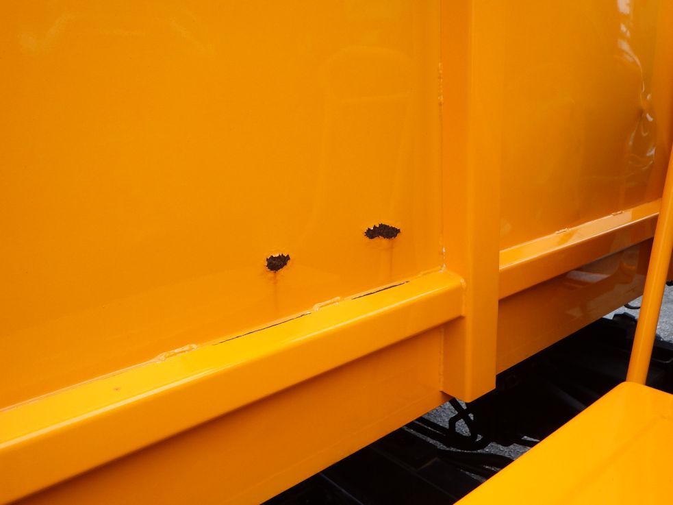 プロテクター前面にサビ・凸があります。|いすゞ フォワード 2RG-FRR90S2(2WD)の写真29