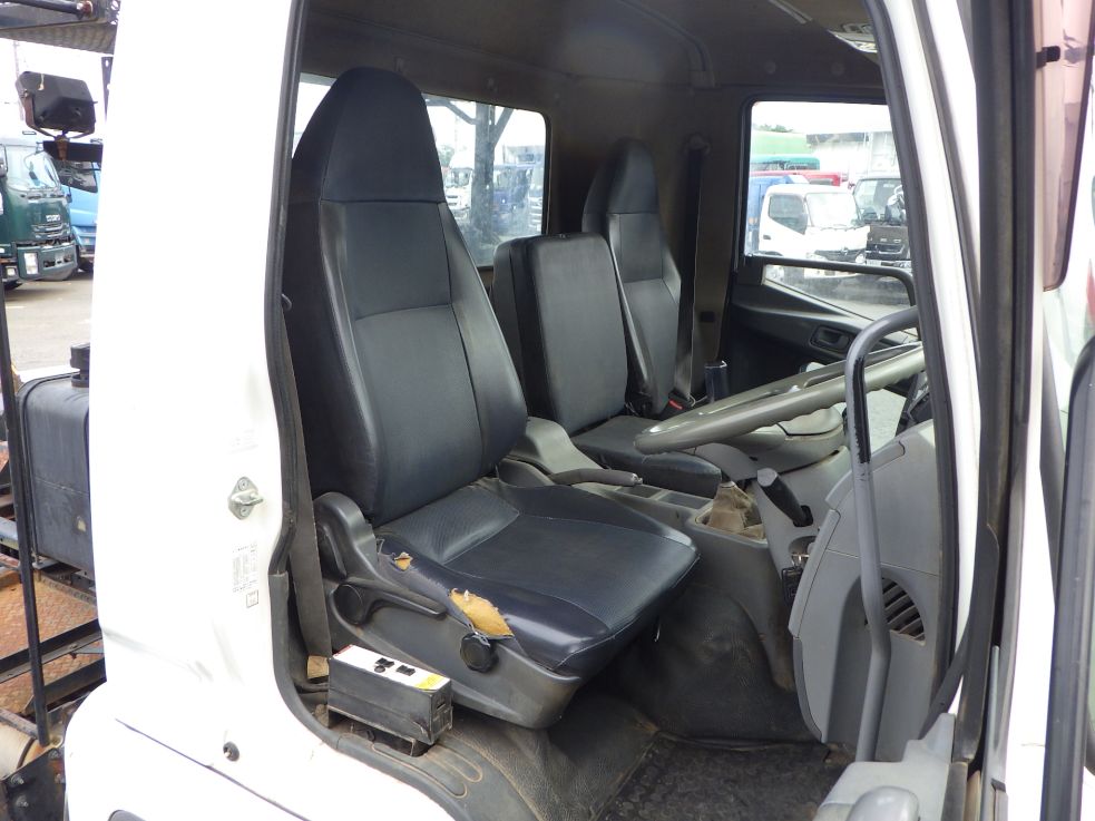 乗車定員は3名です。|三菱 ファイター TKG-FK71F(2WD)の写真6