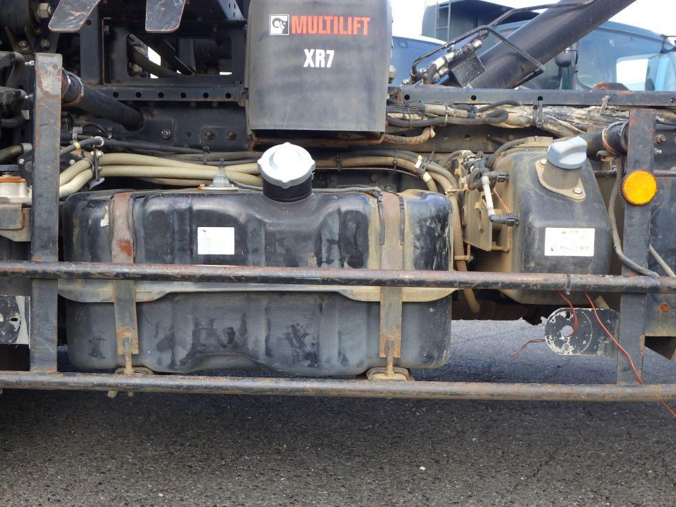 燃料タンクは100Lです。|三菱 ファイター TKG-FK71F(2WD)の写真14