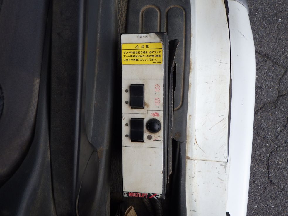 上物の操作スイッチです。|三菱 ファイター TKG-FK71F(2WD)の写真15