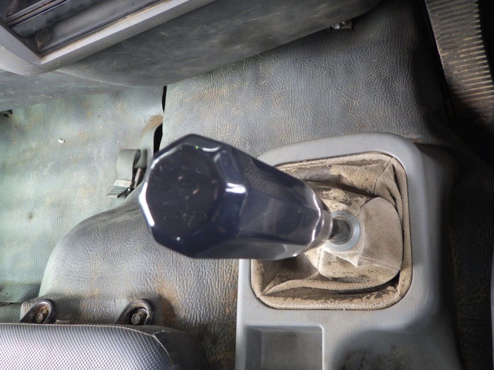 MT6速です。|三菱 ファイター TKG-FK71F(2WD)の写真16