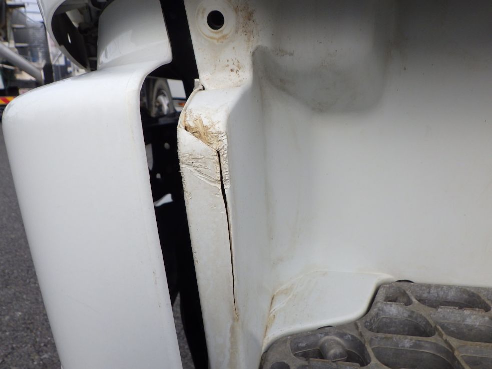 助手席側ステップカバーに割れがあります。|三菱 ファイター TKG-FK71F(2WD)の写真22