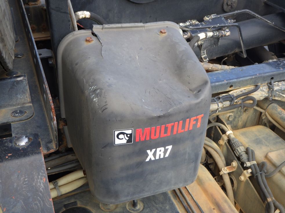 油圧バルブのカバーにキズ・ヘコミ・割れがあります。|三菱 ファイター TKG-FK71F(2WD)の写真33