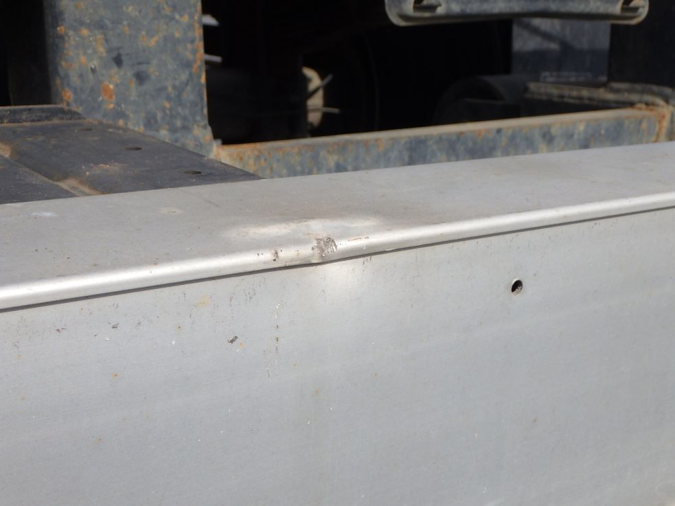 リヤバンパーに軽いキズ・ヘコミがあります。|三菱 ファイター TKG-FK71F(2WD)の写真40