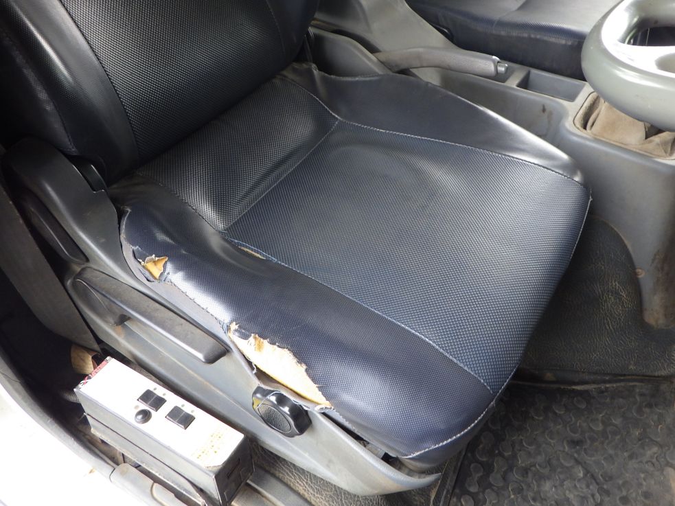 運転席座面にヘタリ・破れがあります。|三菱 ファイター TKG-FK71F(2WD)の写真41