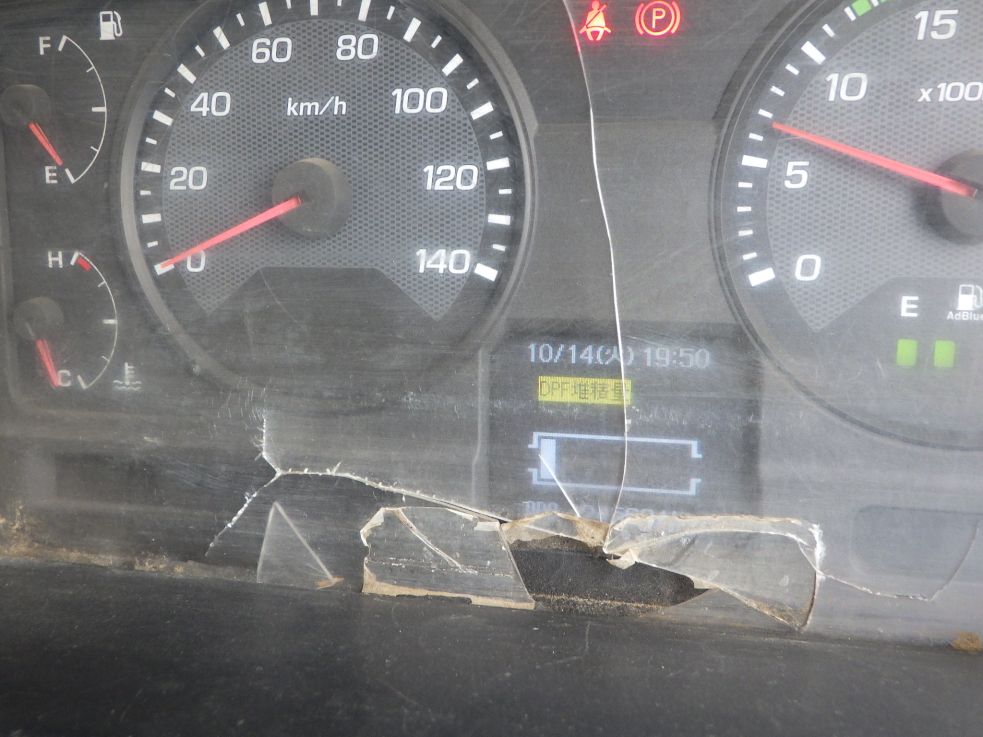 メーター周りに割れがあります。|三菱 ファイター TKG-FK71F(2WD)の写真43