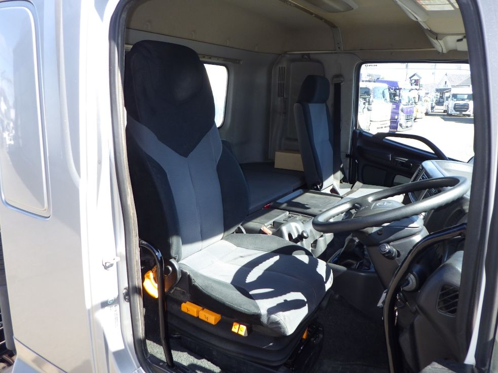 乗車定員は2名です。|日野 プロフィア QKG-FR1APBAの写真6