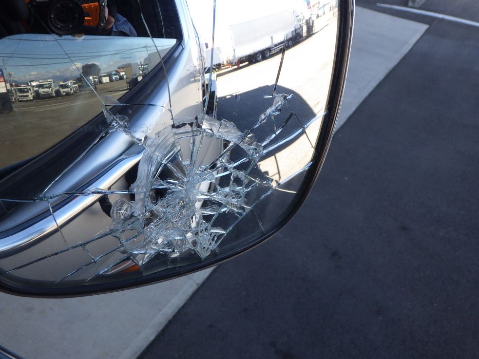 運転席側アンダーミラーレンズが割れています。|日野 プロフィア QKG-FR1APBAの写真26