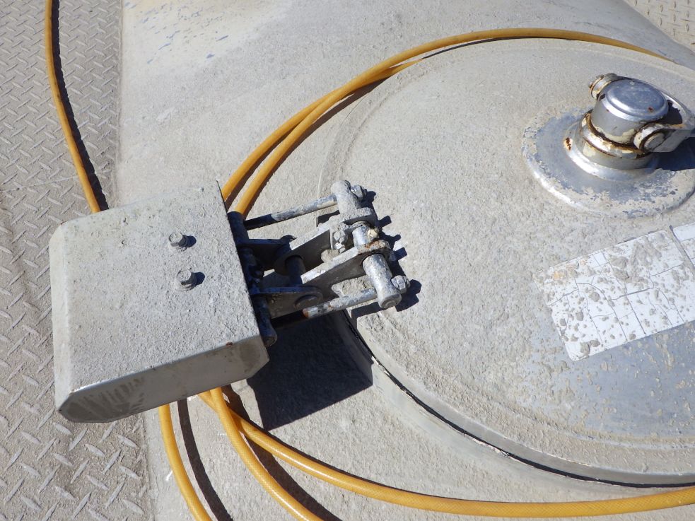 天井のマンホール周りにセメントの付着があります。|日野 プロフィア QKG-FR1APBAの写真28