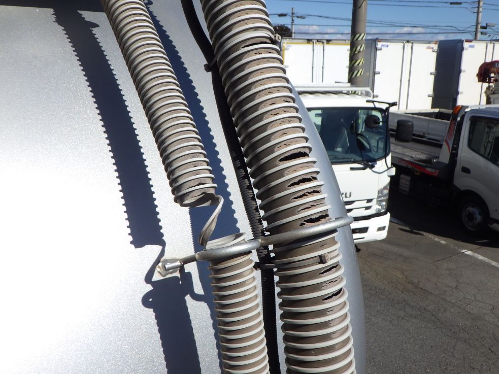 各水抜きホースに破れがあります。|日野 プロフィア QKG-FR1APBAの写真29