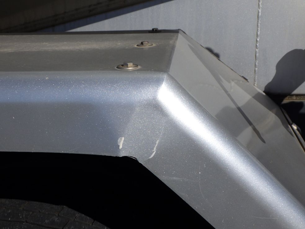 左右のリヤフェンダーに曲がりがあります。|日野 プロフィア QKG-FR1APBAの写真30