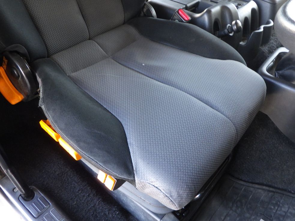 運転席座面にヘタリがあります。|日野 プロフィア QKG-FR1APBAの写真34