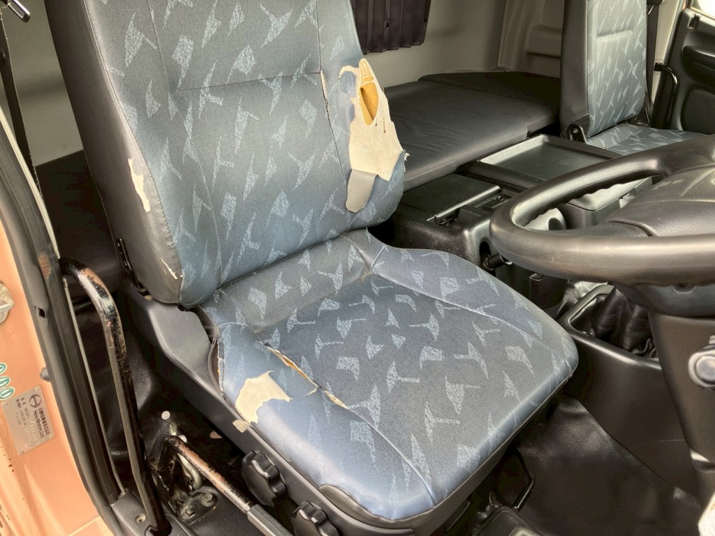 運転席シートにヘタリ・破れ・穴があります。|日野 プロフィア QKG-FS1AKAAの写真14